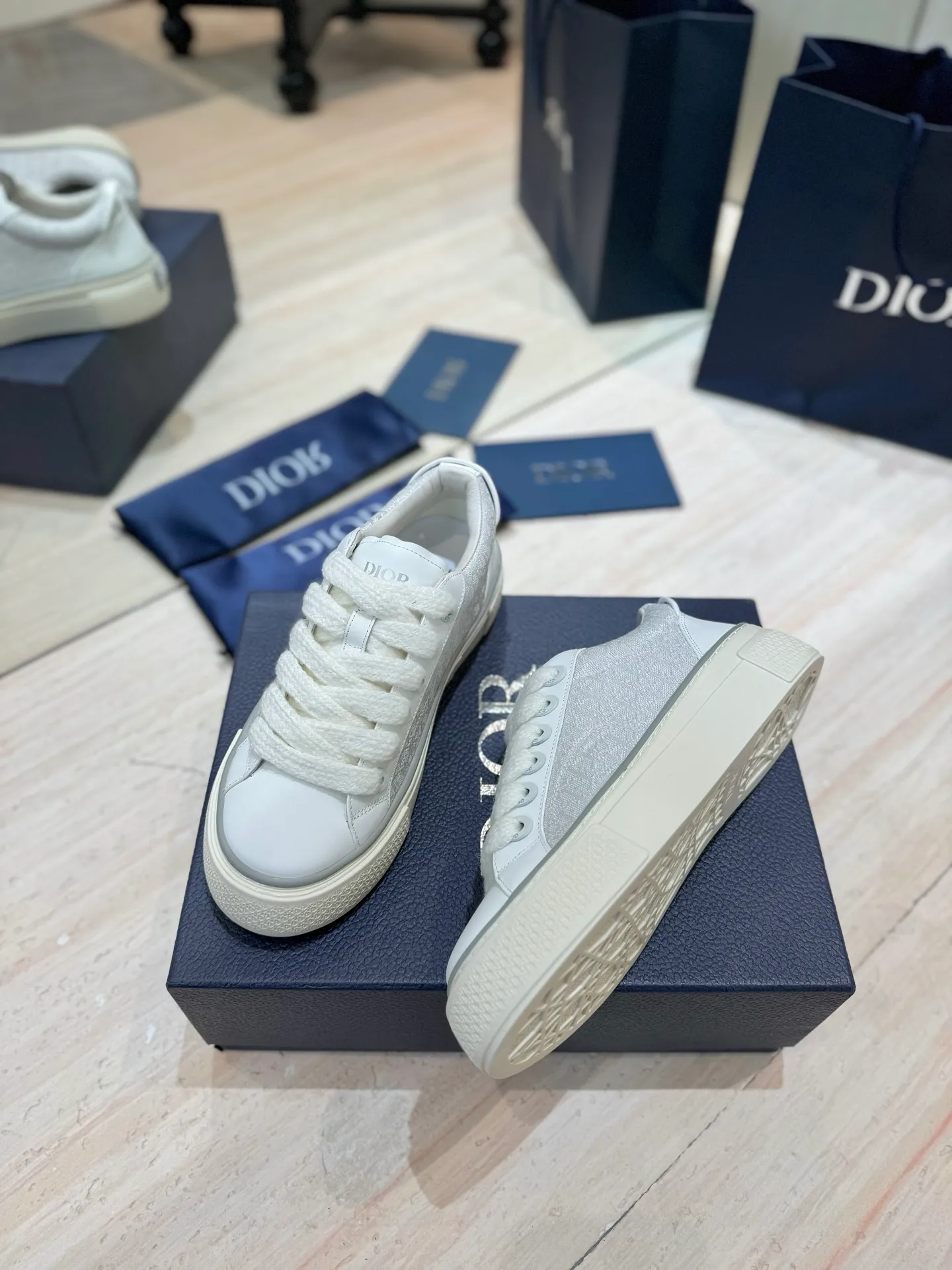 👟👟Ex-factory price 600👟👟 (Top version) Dior 2025 autumn and winter haute couture series new men's shoes CD jelly-colored flat casual shoes Dior and STONE ISLAND B33 round toe lace-up canvas skate shoes Stars' same style Oblique letter logo embroidered retro color-blocking sneakers The top high-end version on the market ✅ Upper: imported custom calfskin/suede leather ✅Inner: water-dyed cowhide lining ✅Outsole: original open-molded Tpu outsole ✅Packaging: full set of original box ✅Size: 35-45 (46 pieces customized, non-refundable)